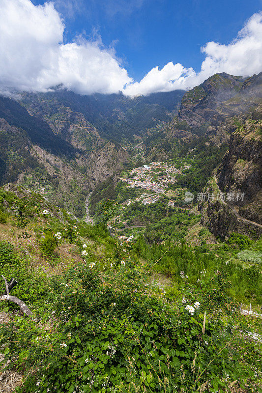 Miradouro do Curral das Freiras的视角与壮观的尼姑山谷在马德拉岛